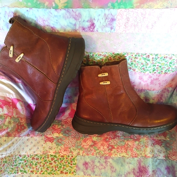 AZALEIA BROWN LEATHER ZIP UP ANKLE BOOTS with FAUX BONE BUTTON DETAIL. SZ 7. - Picture 1 of 7